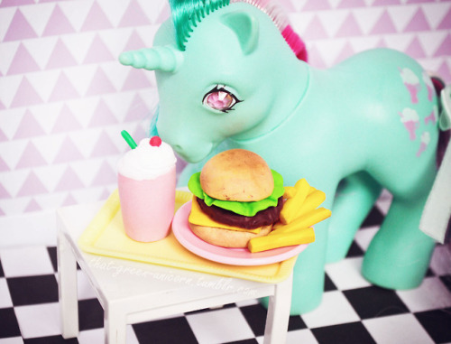 that-green-unicorn:Fizzy is about to have a burger with fries...