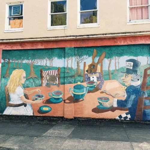 flippingmyfins:
“ alice in wonderland 🐇 #streetart #pdx #downtherabbithole (at Portland, Oregon)
”