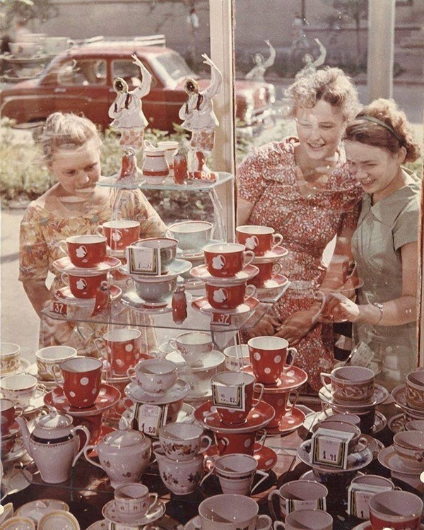 Window shopping. Photo by Robert Diament (1954)