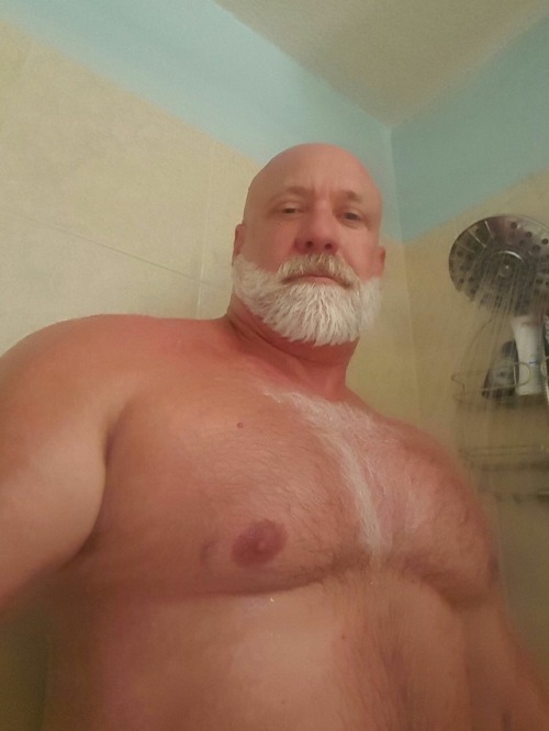 surferbearsf:oldrfuckr:WUFFLook at this sexy Bear