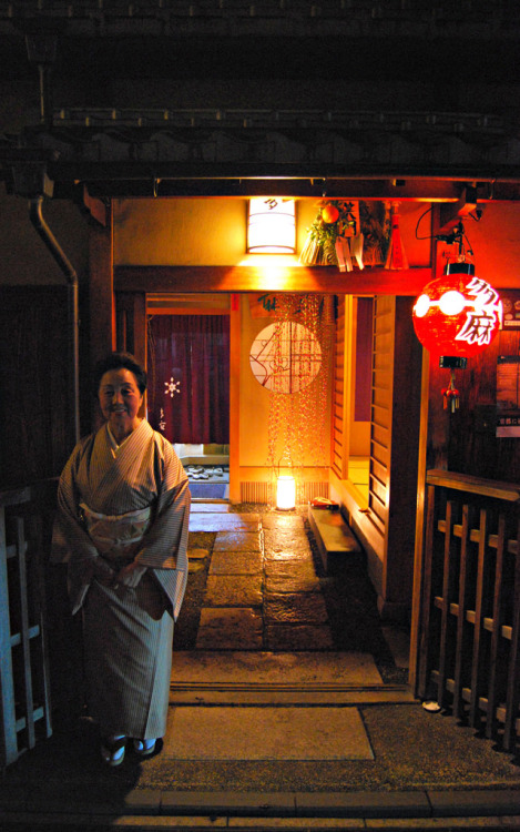 Geisha (by Mo Costandi)
Tamakazu, okasan of Tama Okiya (Gion Kobu)
–> related posts: Tamakazu-san as a...