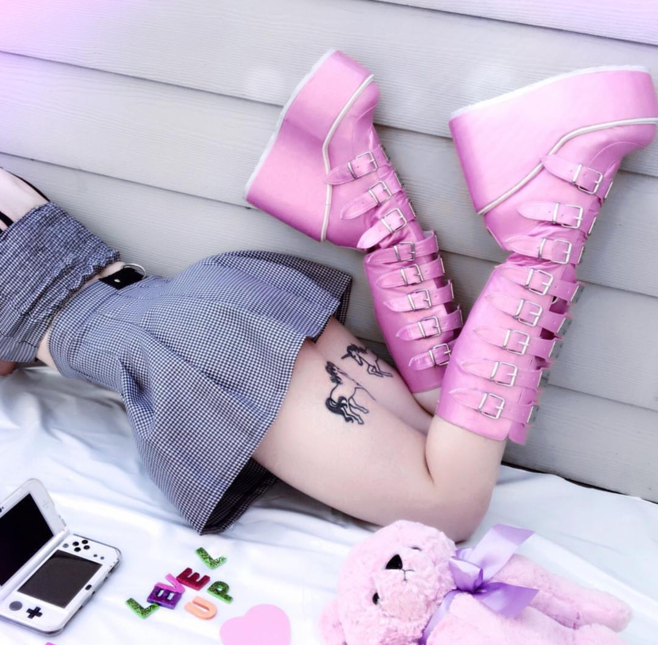 День эстетики герл. Стиль Pastel goth kawaii. Эстетика Pastel goth. Эстетика Pastel goth девушки. Розовый гот герл стиль.