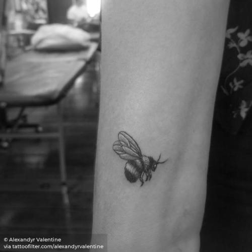 By Alexandyr Valentine, done at Seventh Circle Studio, Brisbane.... insect;small;micro;animal;tiny;bee;ifttt;little;wrist;alexandyrvalentine;illustrative