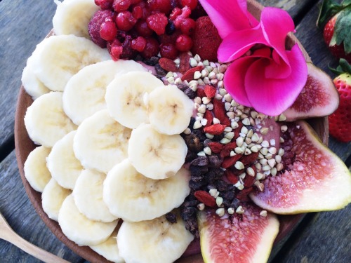 bananamylk:Acai Bowl Saturday ✿ Smoothie Ingredients:- 1...