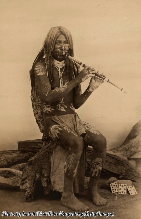 centuriespast:а Yuma man playing a flute, Arizona, 1900.