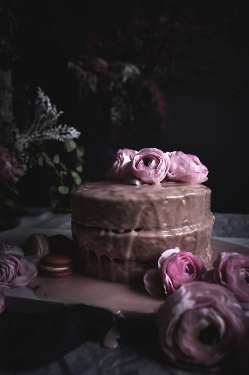 sweetoothgirl:Vanilla Cake with Blood Oranges Icing