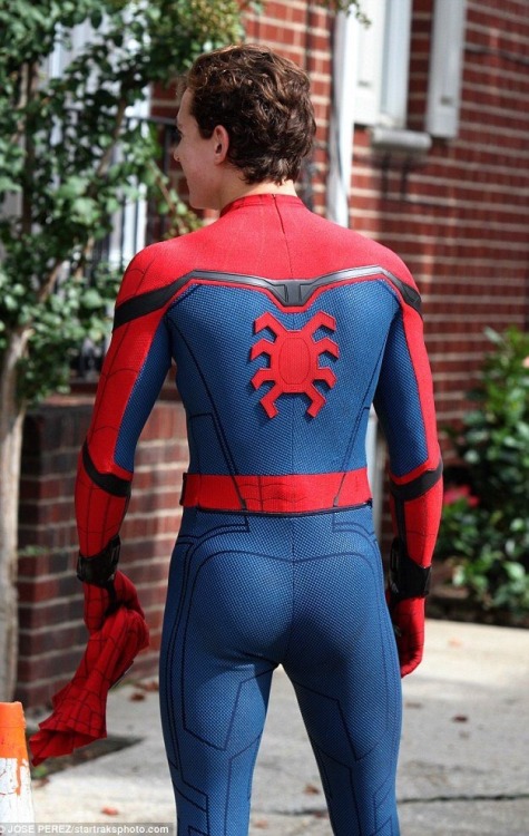 famousmalenude:Tom Holland