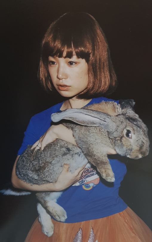 ウサギを抱いたYUKI