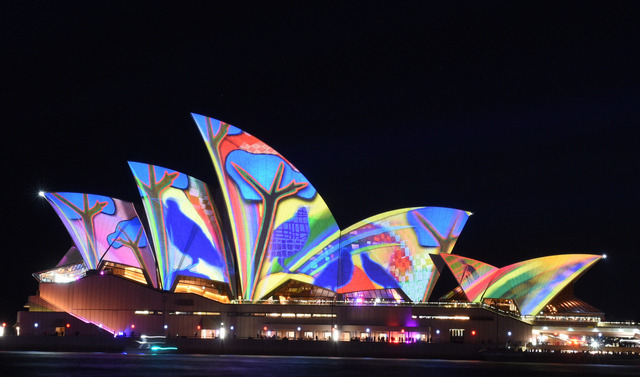 poroussoul: “ The really awesome opera house in Sydney Source: coreyssecretblog ”