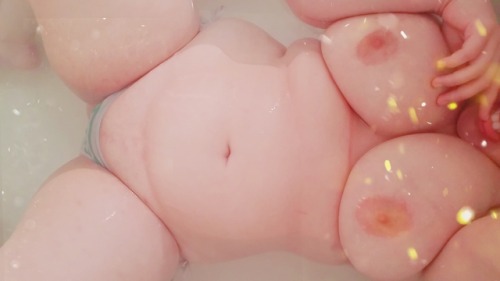 busty-gumshoe:BATH PICS BATH PICS!!!