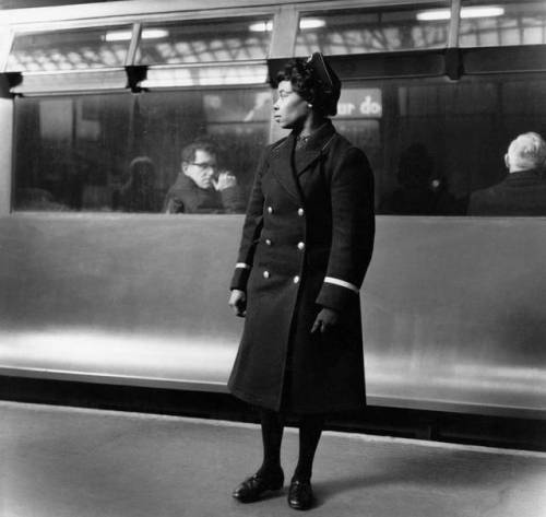 flashofgod:Jane Bown, Earls Court Underground Station, 1960.