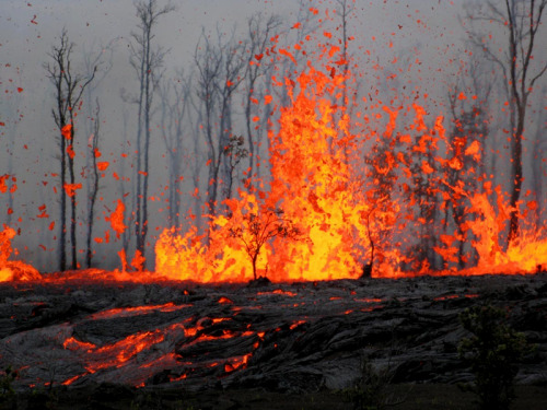 20aliens:Lava fissure spattering between Kilauea volcano’s Puu...