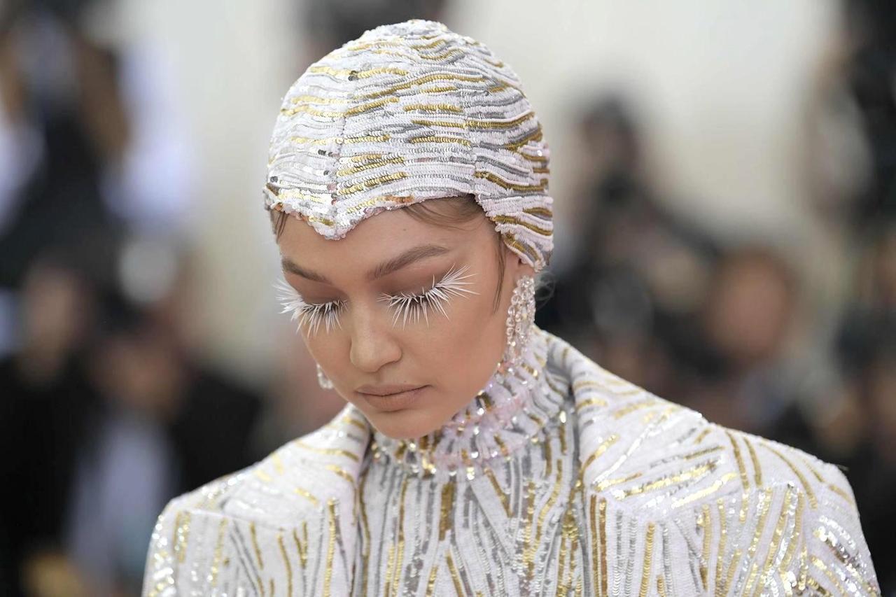 The Makeup Brush Gigi Hadid At The 2019 Met Gala