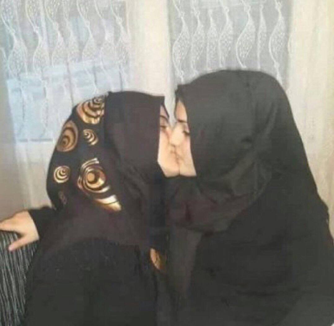 В хиджабе целуется