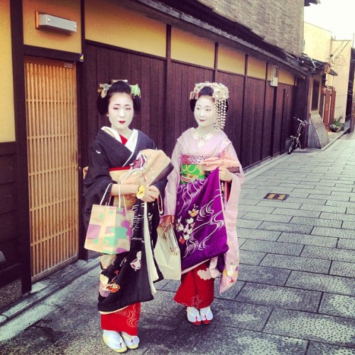 Geiko Mihoko and Minarai Shouko, Gion Kobu (via INK361 - sturbie)