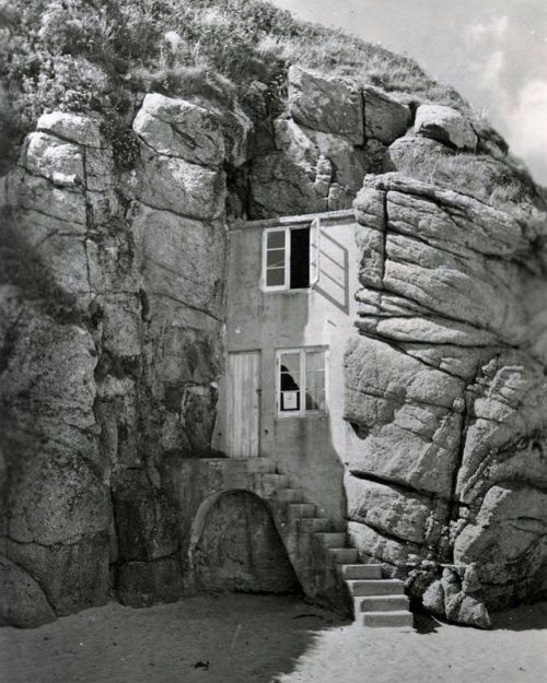 sophiegibert: "La casa Wendy construida para Rowena Cade en la playa Porthcurno"