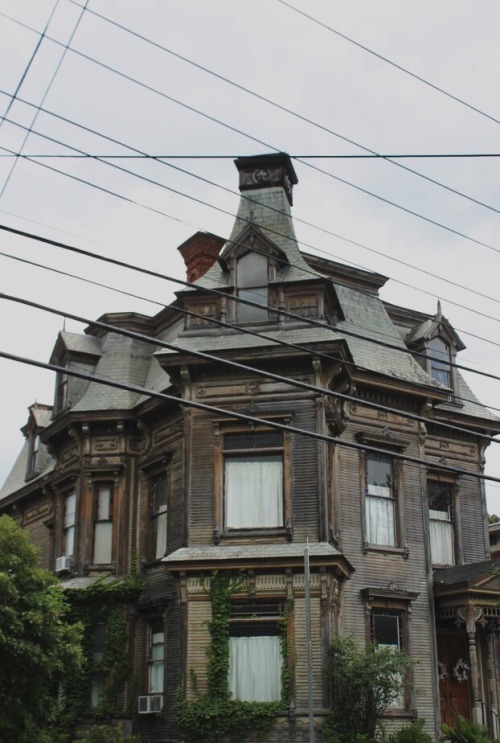 clavicle-moundshroud:My favorite Victorian in downtown...