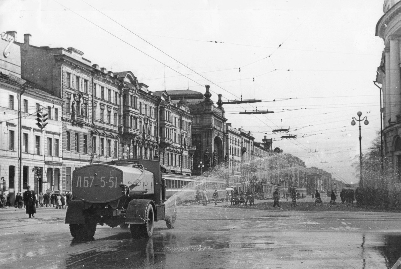 Nevsky Prospect in Leningrad (1947)