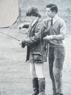 Ouais!  Je suis de retour… J'ai trouvé cette photo étonnante et très rare de Lady Diana et du Prince Charles, il l'aide à pêcher.