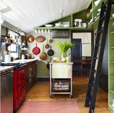 myidealhome:<br /><br />sliding ladder in the kitchen (via desire to inspire)<br /><br /><br />