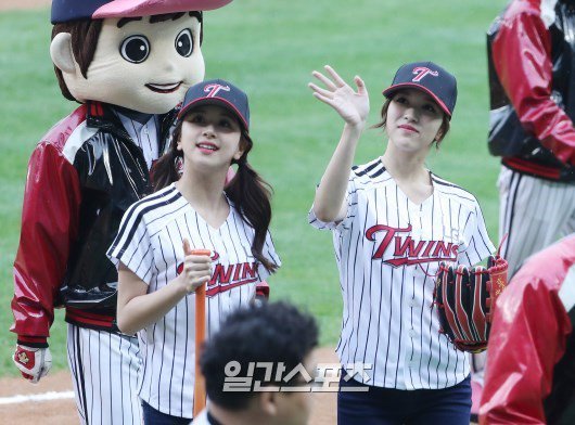 Mina and Chaeyoung Ceremonial Pitch for the LG Twins vs Nexon Baseball Match