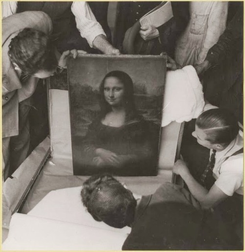 evokesart:Unpacking Mona Lisa at the end of World War II...