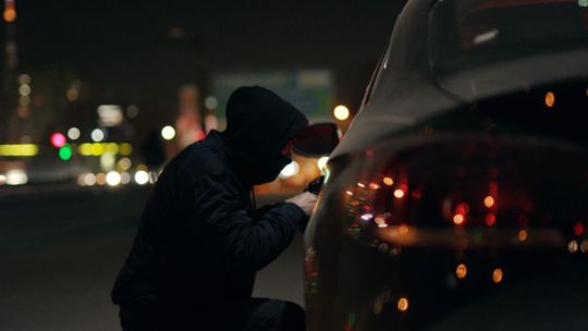 ladrão carro furto roubo de veiculo seda cidade noite shutterstock