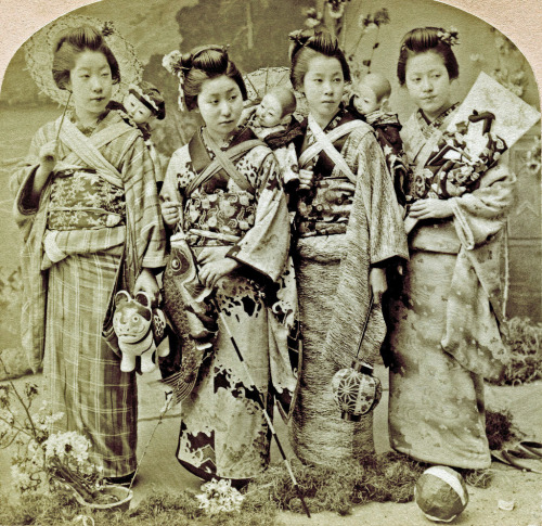 Children’s Toys 1901 (by Blue Ruin1)
“ Four hangyoku (young geisha) with dolls secured to their backs in the manner of mitsumen (nurse maids) and a variety of traditional toys: Ichimatsu ningyō (play dolls); wagasa (paper parasols); inu-hariko (folk...