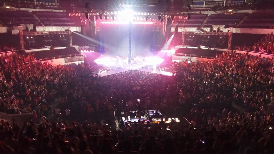 Hillsong Concert Experience: A Night of Praise and... - Written Works ...