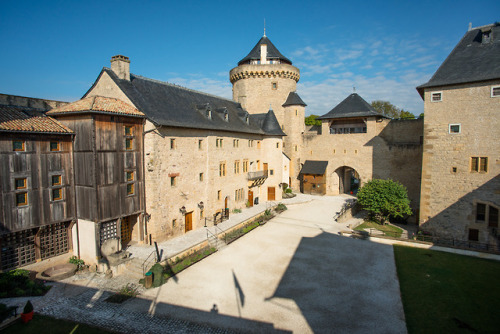 breathtakingdestinations:Chateau de Malbrouck - France...