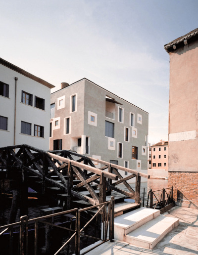 subtilitas:<br /><br />Cinno Zucchi - ex-Junghans residential building D, Venice 2002. Part of a larger complex on the site of a former industrial complex at the intersection of two canals on  La Giudecca island. Via, photos © Pietro Savorelli.