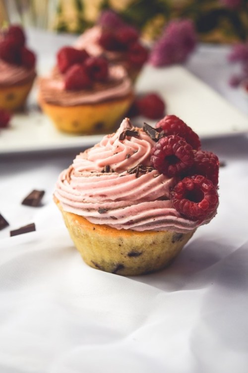 hoardingrecipes:Raspberry Filled Chocolate Chip Cupcakes