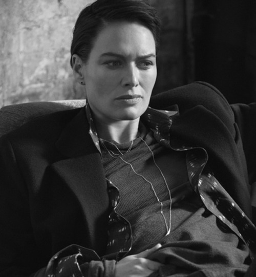 fywomeninsuits:Fyeah Lena Headey!