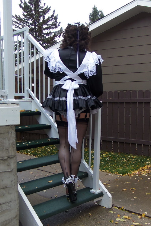 maidteri:Posing on stairsLove the outfit x x