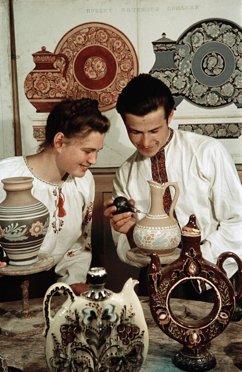 Painting pottery in Kiev Arts and Crafts College. Photo by Semyon Fridlyand (1950s).