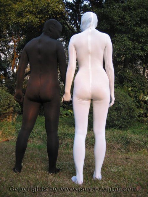 hexthings:A couple of zentai enjoying an afternoon in the park