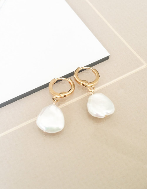 pearl earrings on Tumblr