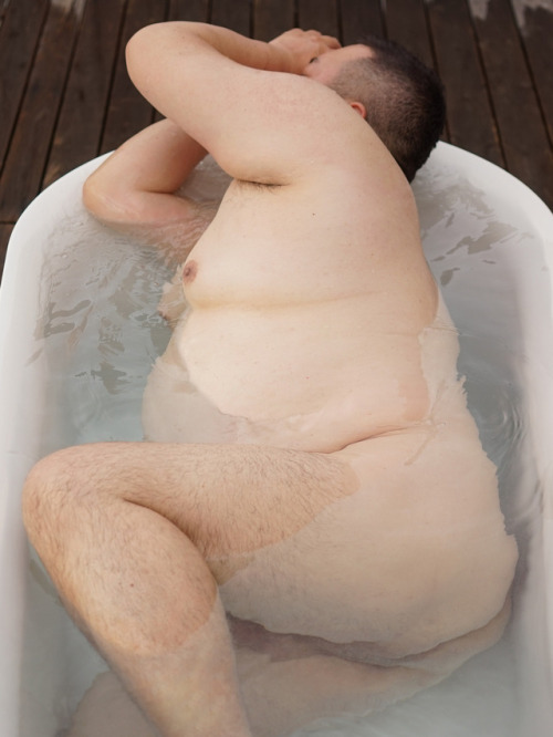 hidechub:Bath tub in balcony