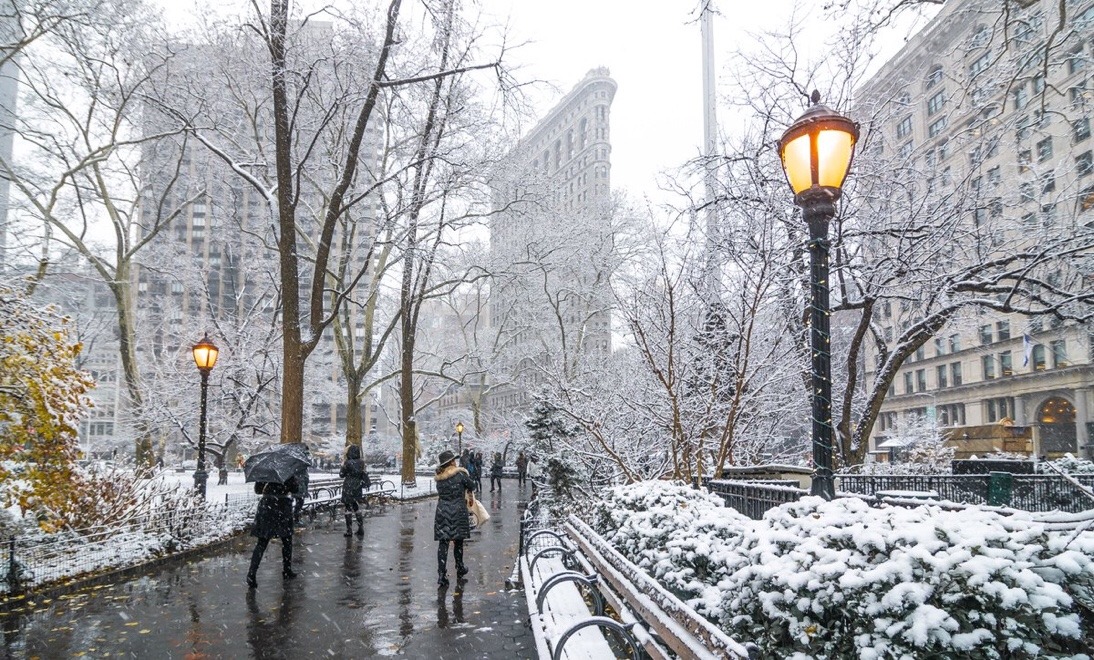 First Snowfall Of The Season In Madison Square Park By Noel Yc @nyclovesnyc