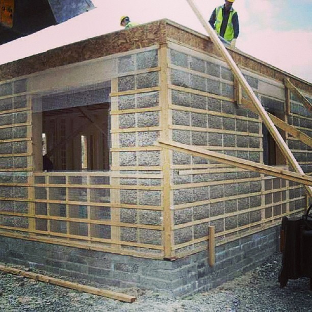 evo-hemp-using-hempcrete-construction-team-hemp-house-is