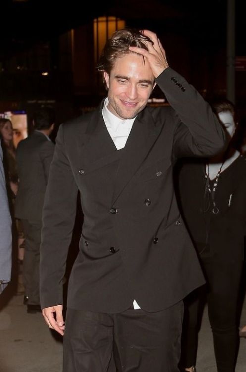 pattinson360:If you look carefully, you’ll see manager Nick and...