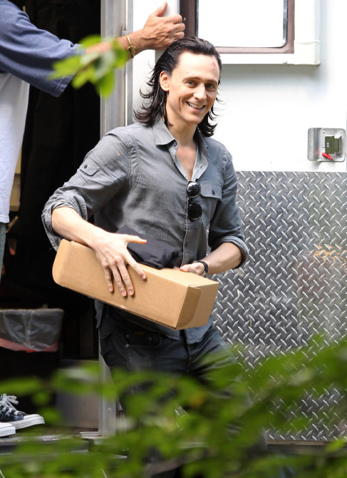 bambamwolf87:lolawashere:Tom Hiddleston on the set of ‘The...