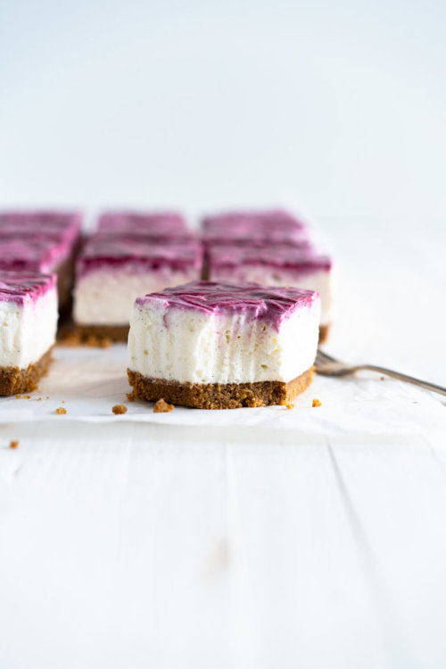 sweetoothgirl:no bake mixed berry cheesecake bars