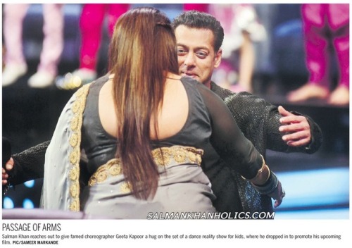 "Salman Khan ajunge să-i ofere coregrafei Geeta Kapoor a Hug pe un spectacol de dans pentru copii, unde a coborât pentru a promova filmul viitorului său film Bharat (mai 2019)! “