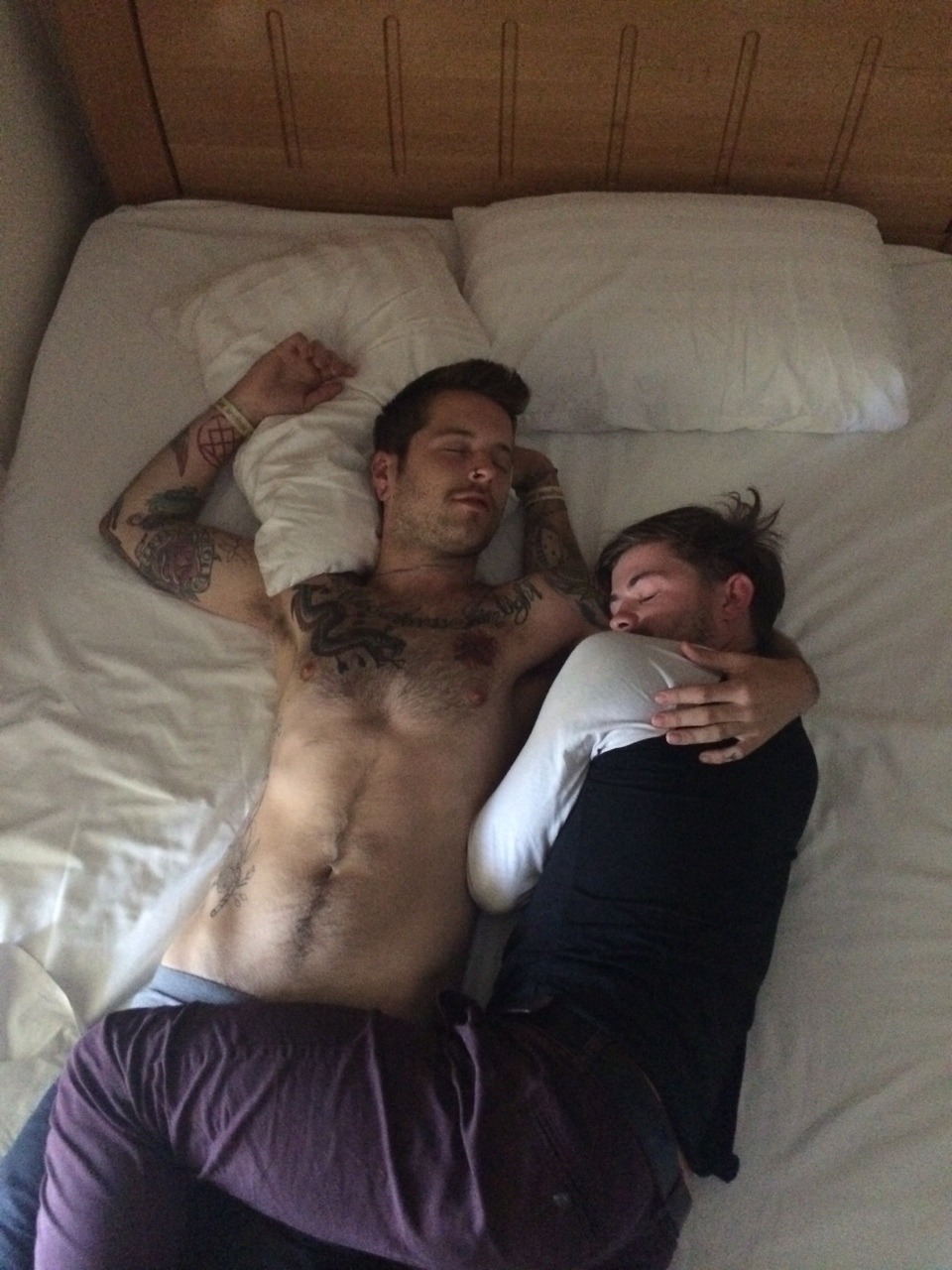 спящие вместе гей парни фото 39