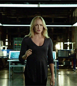 wondercanaries:endless gifs of sara lance → [51/∞]