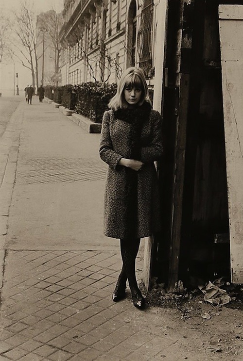 Marianne Faithfull avenue Montaigne, Paris, 1963 (Roger...