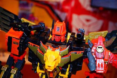 aeonmagnus:Transformers Power of the Primes Titan Class...