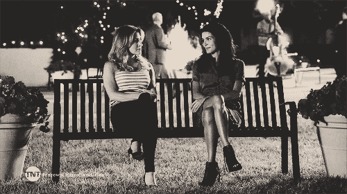 Jane and Maura on the bench in Rizzoli & Isles 7x11