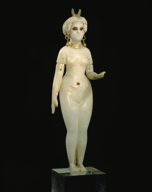 jeannepompadour:Babylonian Alabaster Statue of the goddess...